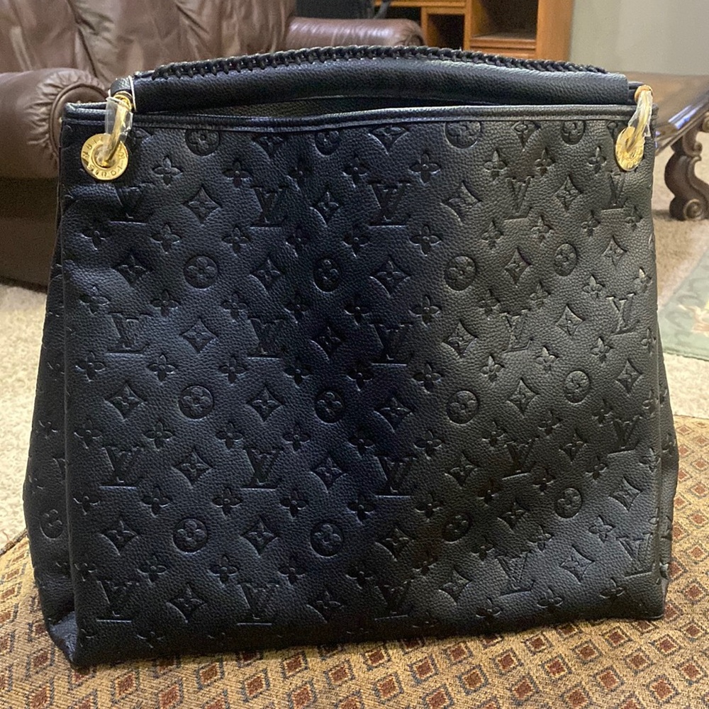 New inspired shoulder bag.